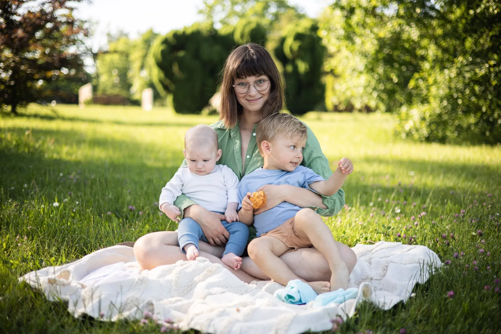 Monika Rozpędzik z synami na pikniku w plenerze